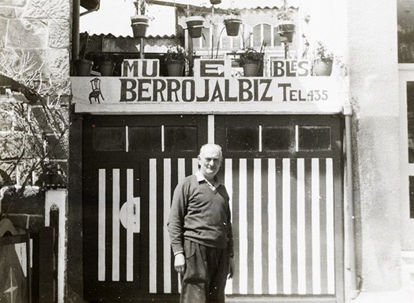Muebles Berrojalbiz señor en fachada antigua 