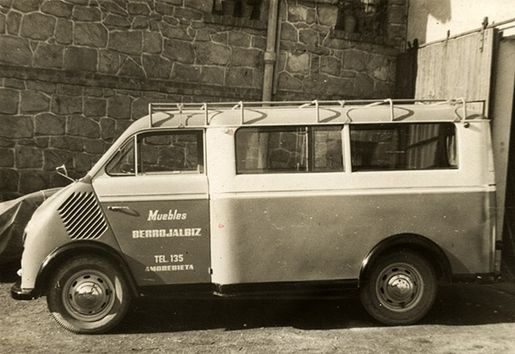 Muebles Berrojalbiz vehículo antiguo de la empresa